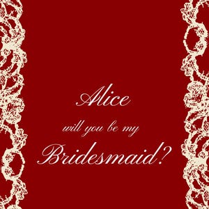 Könnte beinhalten: Eine rechteckige Karte mit tiefrotem Hintergrund und einem cremefarbenen Spitzenrand. Der Text in weißer Schreibschrift lautet: Alice will you be my Bridesmaid? Das Design ist mittig auf der Karte platziert und zeigt eine elegante Typografie.