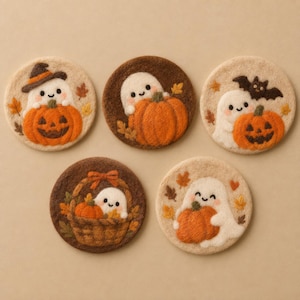 Puede incluir: Cinco posavasos circulares de fieltro con fantasmas blancos, calabazas naranjas y hojas de otoño. Los diseños incluyen un fantasma con sombrero, detrás de una calabaza, con un murciélago, en una cesta y sosteniendo una calabaza.