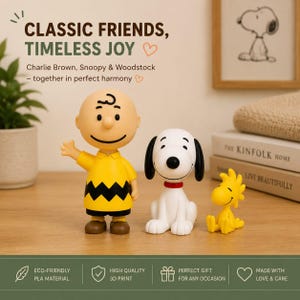 Könnte beinhalten: Drei Figuren bestehend aus Charlie Brown in einem gelben Shirt mit schwarzem Zickzackmuster, einem weißen Snoopy-Hund mit schwarzen Ohren und rotem Halsband sowie einem kleinen gelben Woodstock-Vogel. Der Text lautet: CLASSIC FRIENDS, TIMELESS JOY, Charlie Brown, Snoopy & Woodstock.