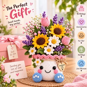 Puede incluir: Un ramo de flores de ganchillo en una maceta blanca con cara sonriente, mejillas rosadas y pies azules. El arreglo incluye girasoles amarillos, tulipanes rosas, margaritas blancas y ramas de lavanda morada.
