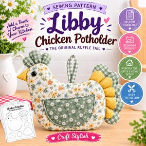 Puede incluir: Un agarrador de tela con forma de pollo con un patrón floral en amarillo, azul y blanco, y una cresta y cola de cuadros verdes. Incluye un pico amarillo, un ojo negro y un ala floral verde. El texto dice Libby Chicken Potholder.
