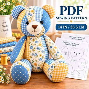 Könnte beinhalten: Ein Patchwork-Teddybär aus blauem und gelbem Stoff mit Blumen-, Vichy- und Punktemustern. Der Bär hat schwarze Augen und eine braune Nase. Daneben liegen gedruckte Seiten mit der Aufschrift PDF SEWING PATTERN 14 IN / 35.5 CM Heirloom Patchwork Memory Bear.