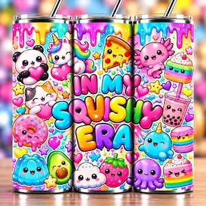 Könnte beinhalten: Ein zylindrischer Edelstahlbecher mit einem lebendigen, bunten Muster aus Kawaii-Figuren wie einem Panda, Einhorn, Pizzastück, Axolotl und Bubble Tea. Der Text "IN MY SQUISHY ERA" ist in kräftigen, farbenfrohen Buchstaben aufgedruckt.