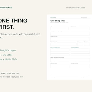Könnte beinhalten: Eine digitale, druckbare Planerseite mit dem Titel One thing first. Das weiße Dokument enthält dunkelgrünen Text und Linien mit Abschnitten für Datum, Aufgaben, Ergebnisse und Termine. Es umfasst Felder für die Tagesplanung in A4 und US Letter.