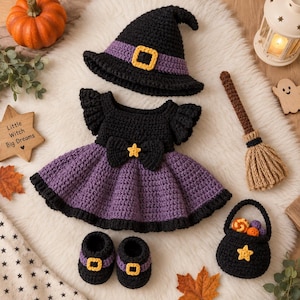 Puede incluir: Un conjunto de disfraz de bruja de ganchillo que incluye un vestido negro y morado con un lazo, un sombrero puntiagudo con hebilla amarilla, patucos a juego con hebillas amarillas y un pequeño caldero negro con una estrella amarilla.