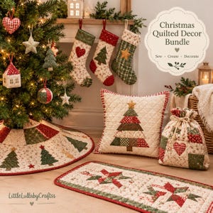 Op de afbeelding: Een gewatteerde kerstdecoratieset met kousen, een boomrok, een vierkant kussen en een tas met trekkoord in rode, groene en crèmekleurige stoffen. Tekst: Christmas Quilted Decor Bundle, Sew, Create, Decorate.
