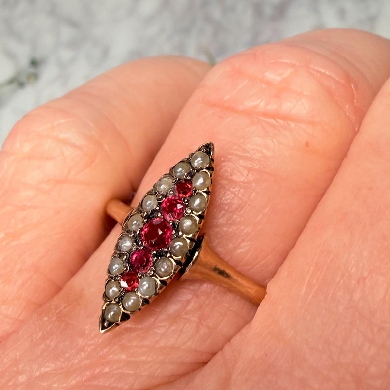 Victorian Ruby Ring 1800s Antique Shield Engagement Ring Gold 14K 1800s Ring Seed Pearl July Birthday Vintage Jewelry 14K afbeelding 4