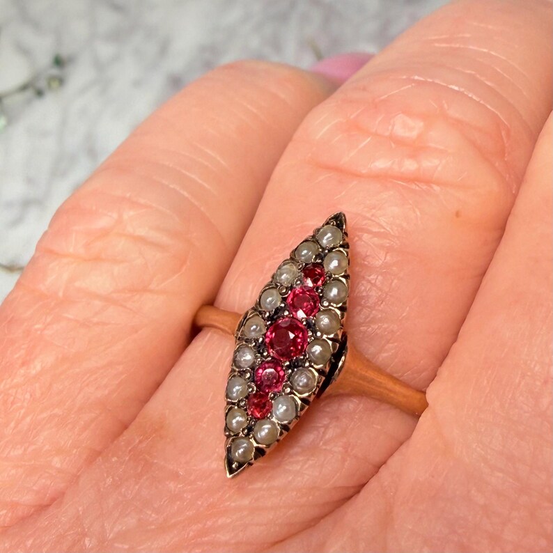 Victorian Ruby Ring 1800s Antique Shield Engagement Ring Gold 14K 1800s Ring Seed Pearl July Birthday Vintage Jewelry 14K afbeelding 15