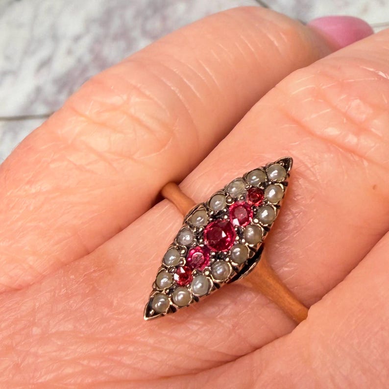 Victorian Ruby Ring 1800s Antique Shield Engagement Ring Gold 14K 1800s Ring Seed Pearl July Birthday Vintage Jewelry 14K afbeelding 5