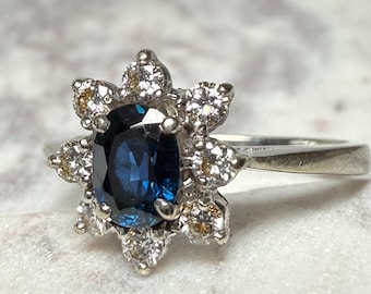 Anillo de zafiro de oro blanco de 14 quilates con zafiro azul natural, halo de diamantes y zafiro talla cojín. Regalo de compromiso único para ella.