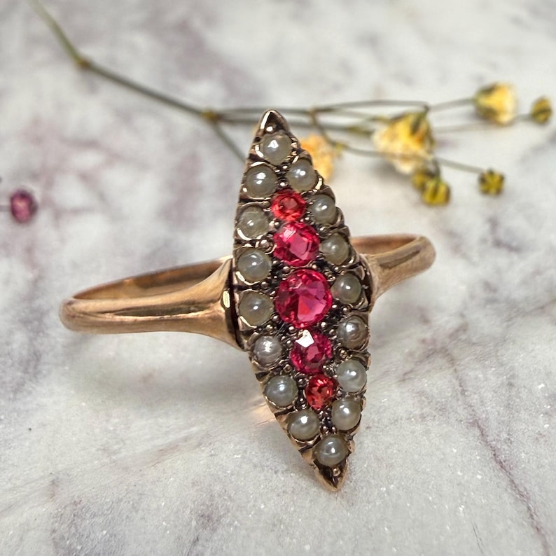 Victorian Ruby Ring 1800s Antique Shield Engagement Ring Gold 14K 1800s Ring Seed Pearl July Birthday Vintage Jewelry 14K afbeelding 1