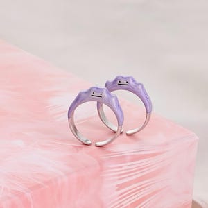 Uroczy pierścionek Pokémon Ditto | Regulowany pierścionek na palec wskazujący z otwartym zakończeniem | Srebrna biżuteria z fioletową emalią | Kawaii Gamer Gift dla fana Pokémon