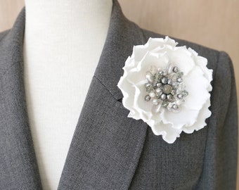 Fleur de lin avec perles, pierres précieuses et cristaux. Broche faite main en tissu fleuri. Accessoire fleur. Broche fleur. Chapeau de mariée Fleur