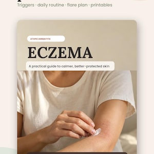 Könnte beinhalten: Ein digitaler Leitfaden mit dem Titel Atopic Dermatitis: Eczema, A practical guide to calmer, better-protected skin. Das Dokument enthält Abschnitte zu Auslösern, täglichen Routinen, Flare-Plänen und Druckvorlagen sowie einen Text, der einen klaren, täglichen Hautpflegeleitfaden beschreibt, aktualisiert im Oktober 2026.