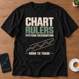 Op de afbeelding: Een zwart t-shirt met korte mouwen en de tekst "CHART RULERS PATTERN RECOGNITION BORN TO TRADE" in crème en gedempt groen. Het ontwerp bevat een afbeelding van een beursgrafiek met kandelaars en twee diagonale trendlijnen.