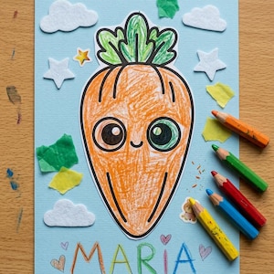 Puede incluir: Una tarjeta azul claro con una zanahoria naranja coloreada a mano con una cara sonriente y hojas verdes. La tarjeta est&aacute; decorada con nubes de fieltro blanco, estrellas peque&ntilde;as y trozos de papel de colores. El nombre MARIA est&aacute; escrito en letras.