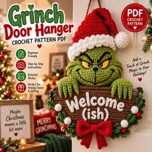 Puede incluir: Un patrón de ganchillo en PDF para un colgador de puerta del Grinch que muestra un personaje verde con ojos amarillos y un gorro de Papá Noel rojo y blanco. Sostiene un letrero marrón con el texto blanco Welcome (ish) y detalles rojos y verdes.