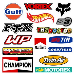 Op de afbeelding: Een verzameling van diverse stickers van automobiel- en racemerklogo's, waaronder Gulf, Vortex, Hot Wheels, Fox, S3, The Doctor, WP, Marlboro, Tim, Pro Circuit, Goodyear, Champion, Twin Air en Motorex, met verschillende logo's en kleuren.