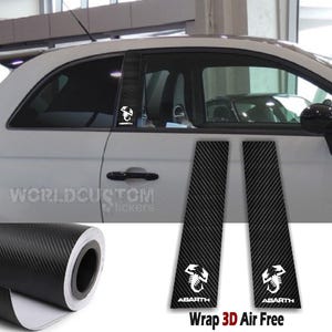 Op de afbeelding: Een set van twee zwarte autostijlstickers met koolstofvezeltextuur, voorzien van een wit schorpioenlogo en de tekst ABARTH. De stickers zijn aangebracht op een wit autodeurkozijn en worden ook getoond als een losse rol vinylfolie.