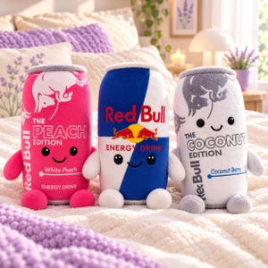 Kawaii energidryckburk plyschleksak – 22 cm spelrumsdekor (Red Bull-inspirerad)