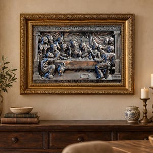 Op de afbeelding: Een rechthoekige metalen wandplaat met een hoogreliëf van het Laatste Avondmaal, ingelijst in een sierlijke goudkleurige rand. Het kunstwerk toont een groep figuren aan een lange tafel, met de inscriptie "ULTIMA CEIA DE JESUS" aan de onderzijde.