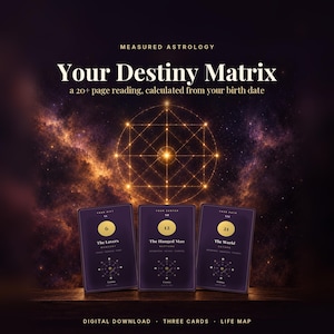 Può includere: Un download digitale intitolato Measured Astrology Your Destiny Matrix, una lettura di oltre 20 pagine calcolata dalla data di nascita. Tre carte viola scuro mostrano The Lovers, The Hanged Man e The World su uno sfondo cosmico luminoso.