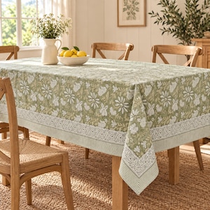 Mantel de poliéster con estampado floral verde salvia, para mesas de comedor cuadradas o rectangulares estilo rústico.