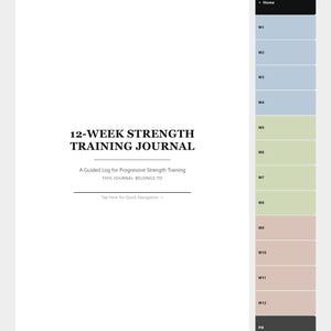 Op de afbeelding: Een digitaal 12-weken krachttraining dagboek met een witte kaft en zwarte tekst 12-WEEK STRENGTH TRAINING JOURNAL. Een verticale navigatiebalk aan de rechterkant bevat gekleurde tabbladen met de labels Home, W1 tot en met W12 en PR.