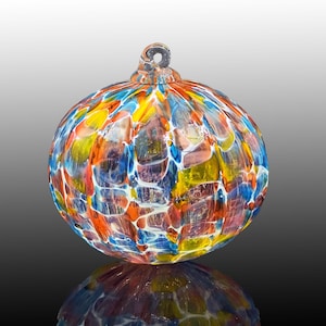 Celebración con blanco, adorno de vidrio soplado a mano, atrapasol navideño, decoración navideña, idea de regalo