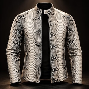 Peut inclure: Une veste à manches longues arborant un motif détaillé de peau de serpent noir et blanc. Le vêtement présente un col montant avec une fermeture à bouton-pression unique, une fermeture éclair frontale intégrale et deux poches zippées verticales.
