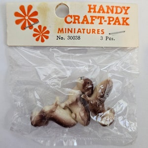 Mini Dog, Vintage Dollhouse Dog Set, Dollhouse Pet, Mini Home Decor, Mini Accessories, Tiny Brown Dog Figurine