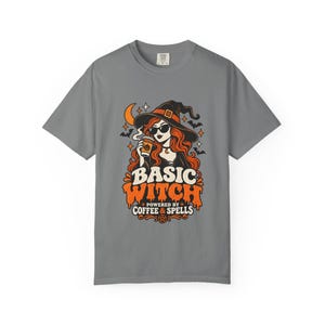 Enkel t-shirt med häxkaffe och trollformler | Halloween-t-shirt med häxmotiv