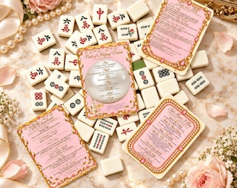 Könnte beinhalten: Eine Sammlung elfenbeinfarbener Mahjong-Spielsteine mit roten und schwarzen Schriftzeichen und Symbolen, begleitet von vier rechteckigen Anleitungskarten mit rosa Rändern und goldenen Akzenten, umgeben von rosa Rosen und Perlenketten.