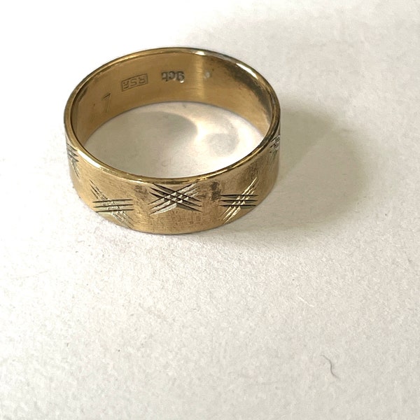 Delightful 9ct Engraved Gold Band Ring, 1960's/70's  solid gold ring, size M ring, Vintage Ring , Romantic gift