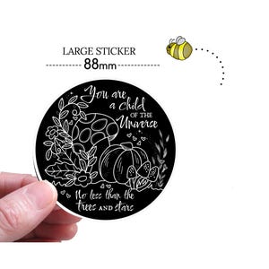 Wensen Gedicht Child of the Universe Heidense heks Wicca plaklabel Zwart-wit Paddestoelen Bos Sterren Bomen 88 mm cirkel STICKER
