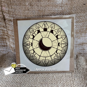 Könnte beinhalten: Eine weiße Keramik-Tasse mit schwarzem Henkel und dem Text "But First, Coffee" in fetter, schwarzer Schrift. Die Tasse steht vor einem neutralen Hintergrund, der ihr schlichtes Design hervorhebt.