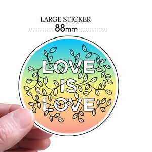 Amor es Amor Orgullo Gay Arcoíris Letras Ilustradas Papel Adhesivo Grande 88 mm Círculo