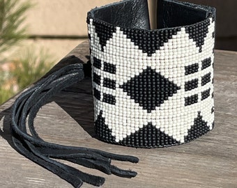 Bracelete de couro com miçangas estilo ocidental