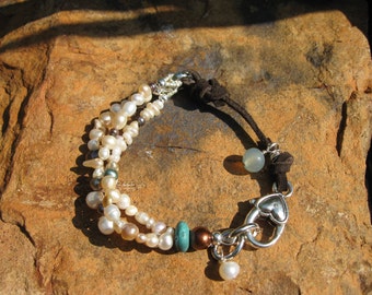 Multi-Pearl Suede Bracelet: Boho Chic Adjustable Jewelry