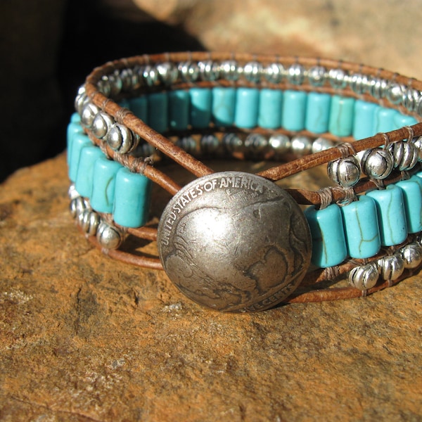 Brazalete de turquesa y cuero, joyería occidental