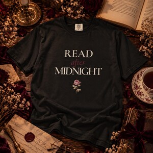 Koszulka „Read After Midnight”, koszulka dla miłośników książek w stylu gotyckim, koszulka z motywem książek w stylu Dark Academia, koszulka w stylu vintage z motywem literackim, prezent dla czytelnika