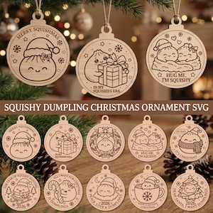 Può includere: Una collezione di decorazioni natalizie rotonde in legno con illustrazioni incise di graziosi ravioli a tema festivo, inclusi testi come Merry Squishmas, In My Squishies Era e Hug Me, I'm Squishy.