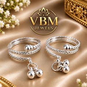 Justerbara tåringar i sterlingsilver, set med 2 par, texturerade band med dinglande bollberlocker, passar alla storlekar