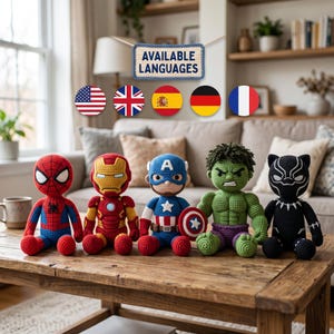 Puede incluir: Cinco muñecos de superhéroes tejidos a ganchillo que representan a Spider-Man, Iron Man, Capitán América, Hulk y Black Panther. Arriba, un letrero rectangular dice AVAILABLE LANGUAGES, acompañado de banderas circulares de EE. UU., Reino Unido, España, Alemania y Francia.