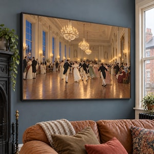 Puede incluir: Una impresión de arte mural rectangular que representa una escena de un gran salón de baile con numerosas figuras con vestimenta formal bailando sobre un suelo de madera pulida, iluminada por varias grandes lámparas de araña de cristal que cuelgan de un techo blanco alto y ornamentado.