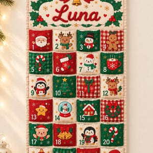 Könnte beinhalten: Ein hängender Adventskalender aus Stoff mit dem Namen Luna in roter Schrift oben. Er verfügt über vierundzwanzig nummerierte Taschen, die mit bunten weihnachtlichen Motiven wie dem Weihnachtsmann, Rentieren, Schneemännern und Geschenken verziert sind.