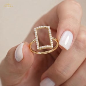 Bague rectangulaire en or 14 carats sertie de diamants pavés, style géométrique affirmé, bijou minimaliste moderne et unique à porter au quotidien.