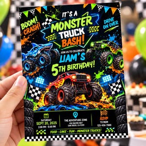 Könnte beinhalten: Eine rechteckige Geburtstagseinladungskarte mit schwarzem Hintergrund, neonfarbenen grünen, blauen und orangen Grafiken von drei Monstertrucks, Zielflaggen und dem Text: It's a Monster Truck Bash! Join us to celebrate Liam's 5th Birthday!