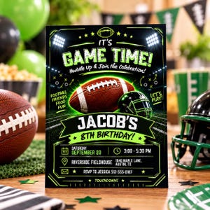 Puede incluir: Una tarjeta de invitación de cumpleaños rectangular con fondo negro y detalles en verde neón. Incluye un balón de fútbol americano, un casco y el texto IT'S GAME TIME! JACOB'S 8TH BIRTHDAY! junto con los detalles del evento el 20 de septiembre.