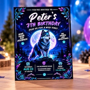 Puede incluir: Una tarjeta de invitación de cumpleaños rectangular con un lobo de pie sobre una roca frente a una luna llena. El texto dice: You're invited to Peter's 7th Birthday, Join us for a wild time, Howl Laugh Play Celebrate, Big dreams wild adventures.